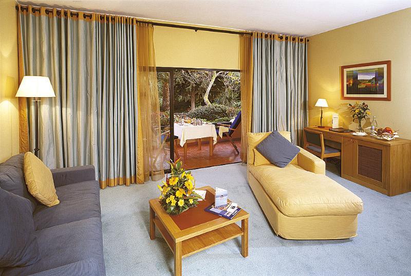 维拉劳拉塔拉萨度假酒店 Armação de Pêra 外观 照片 A suite at the InterContinental Sanctuary Cove Resort